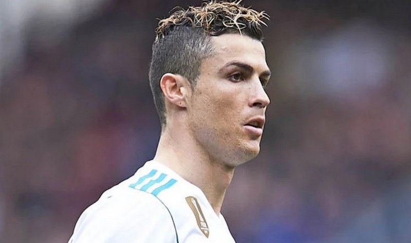 Ronaldo bắt đầu sự nghiệp của mình khi còn là một cầu thủ khá trẻ