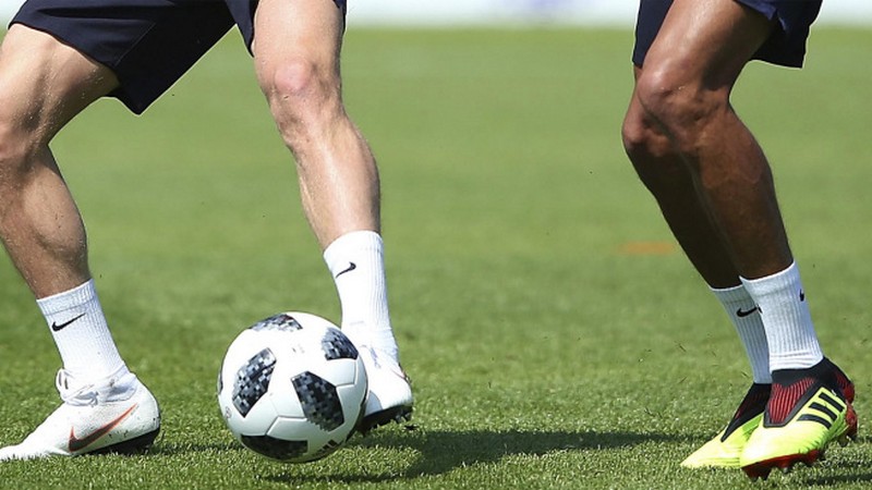 Giày bóng đá sân cỏ tự nhiên chính là loại giày mà các cầu thủ chuyên nghiệp sử dụng để thi đấu