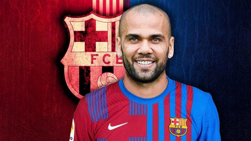 Dani Alves là cái tên ấn tượng cho vị trí này